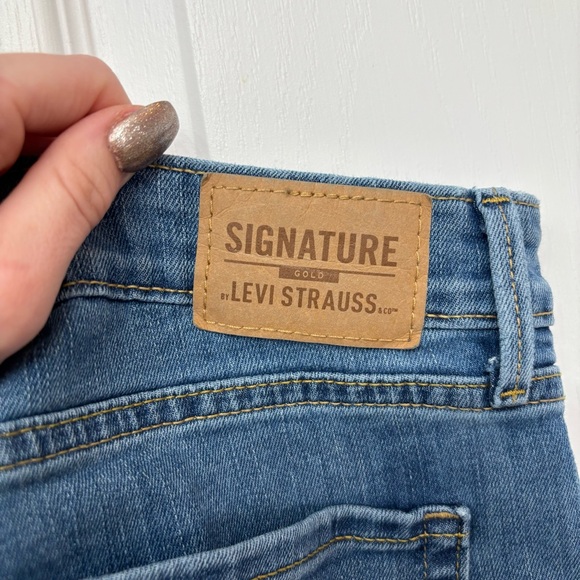 Mid-Rise Capri Jeans | Levi Strauss Signature Gold 10 - Picture 7 of 11
